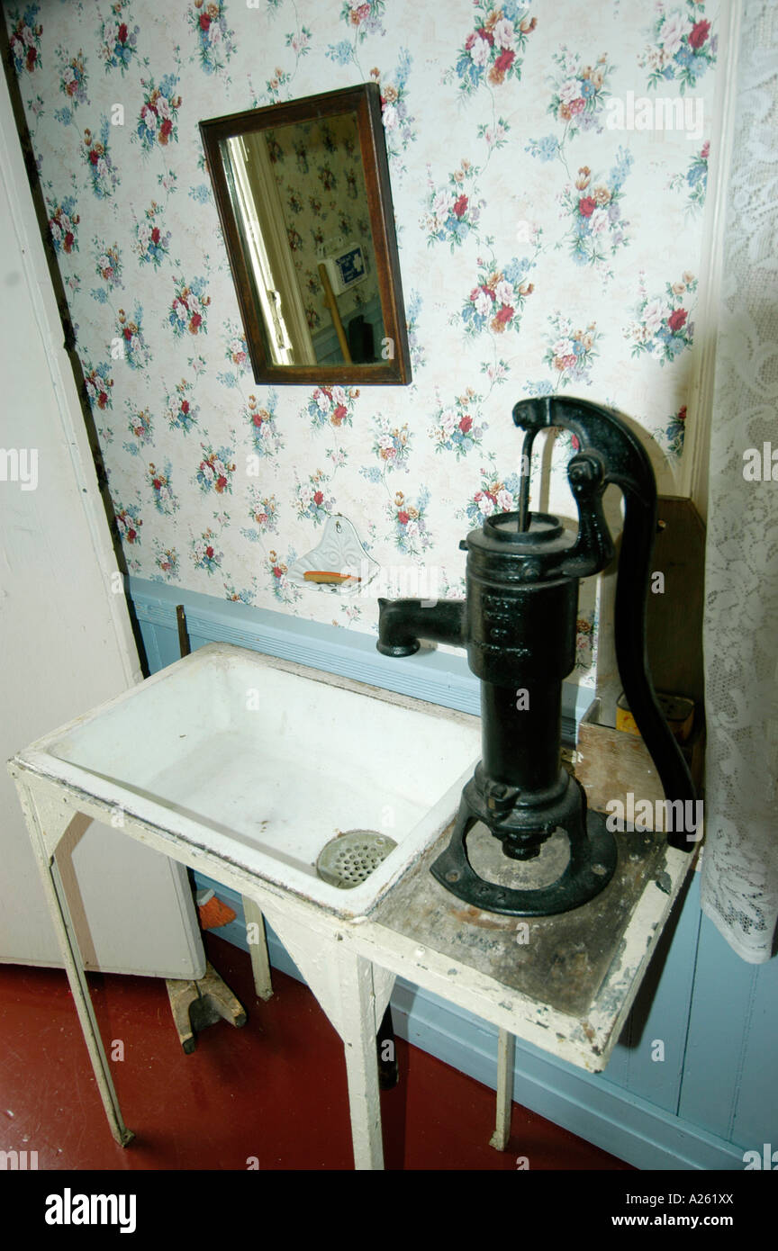 Spüle mit Wasser Brunnenpumpe verwendet in frühen amerikanischen Häusern ca. 1850 Stockfoto