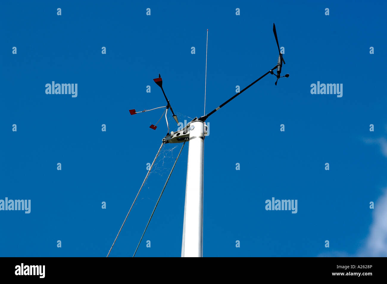 Wind-Geschwindigkeit und Richtung Wetterstation auf einem Mast auf einem Segelboot Stockfoto