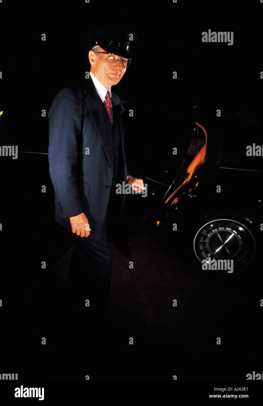 CHAUFFEUR AUTOTÜR ÖFFNEN Stockfoto