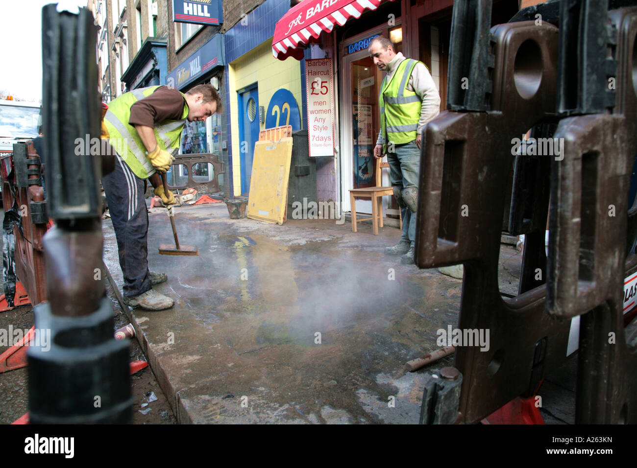 Arbeitnehmer, die neu auftauchen Bürgersteig in London Stockfoto