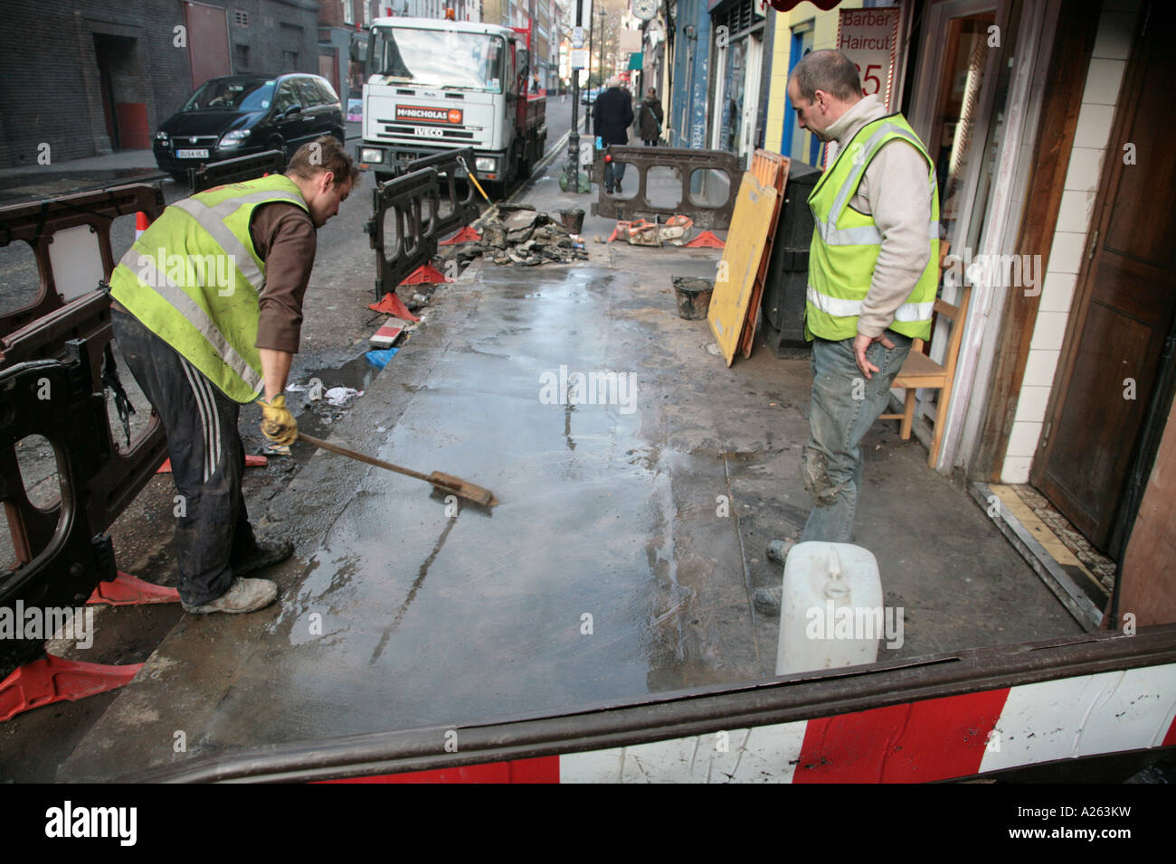 Arbeitnehmer, die neu auftauchen Bürgersteig in London Stockfoto