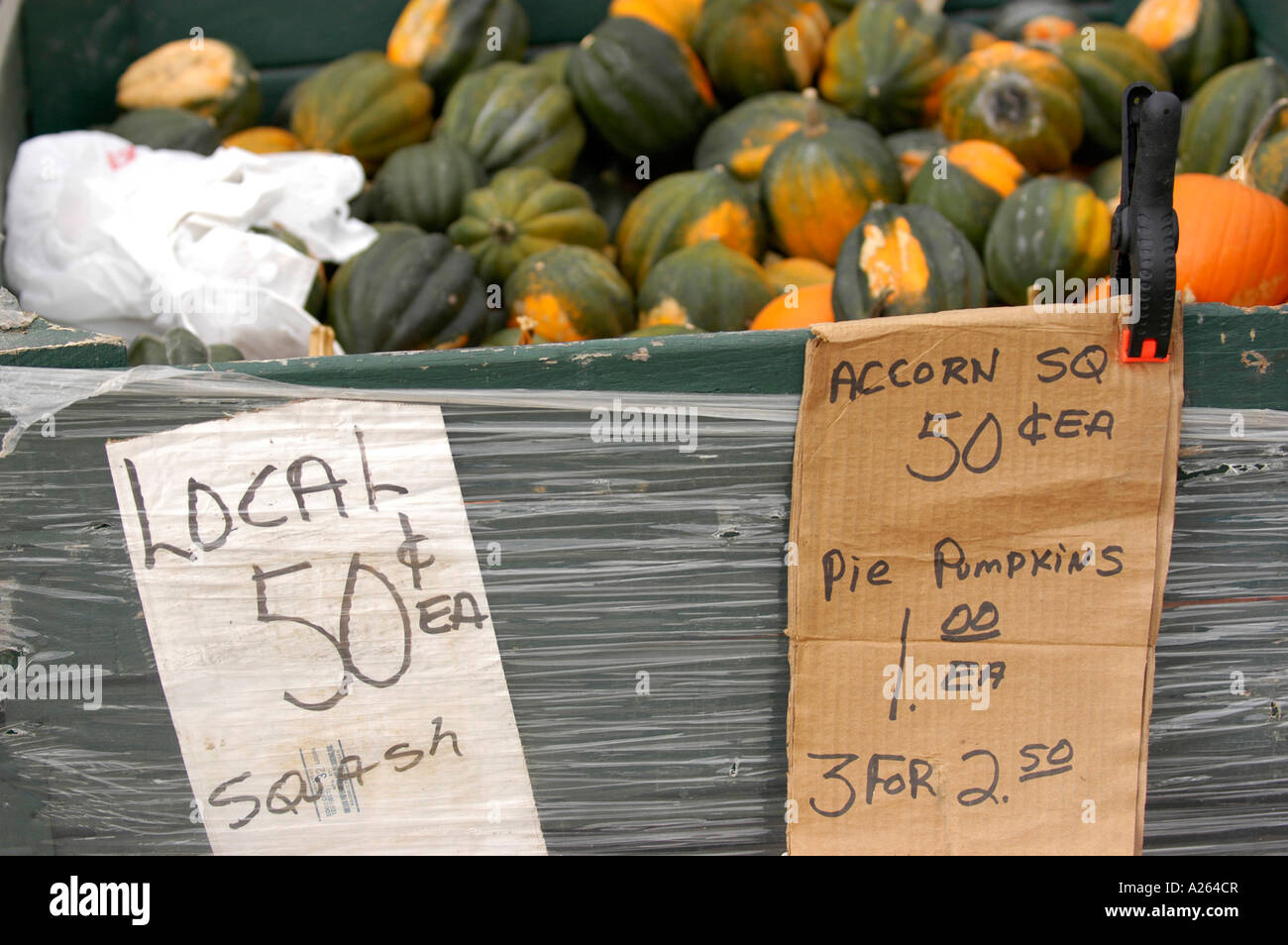 Obst und Gemüse mit Preisanzeige an einem Straßenrand stehen Illinois IL Stockfoto