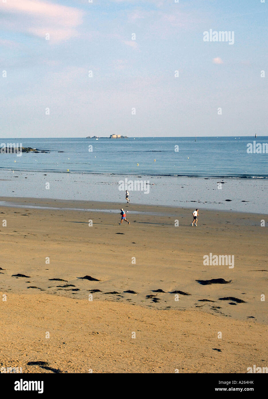 Panorama Ansicht Saint Malo Strandpromenade & Strand Sant San S Maloù Bretagne Bretonisch Bretagne Ärmelkanal Westfrankreich Nordeuropa Stockfoto