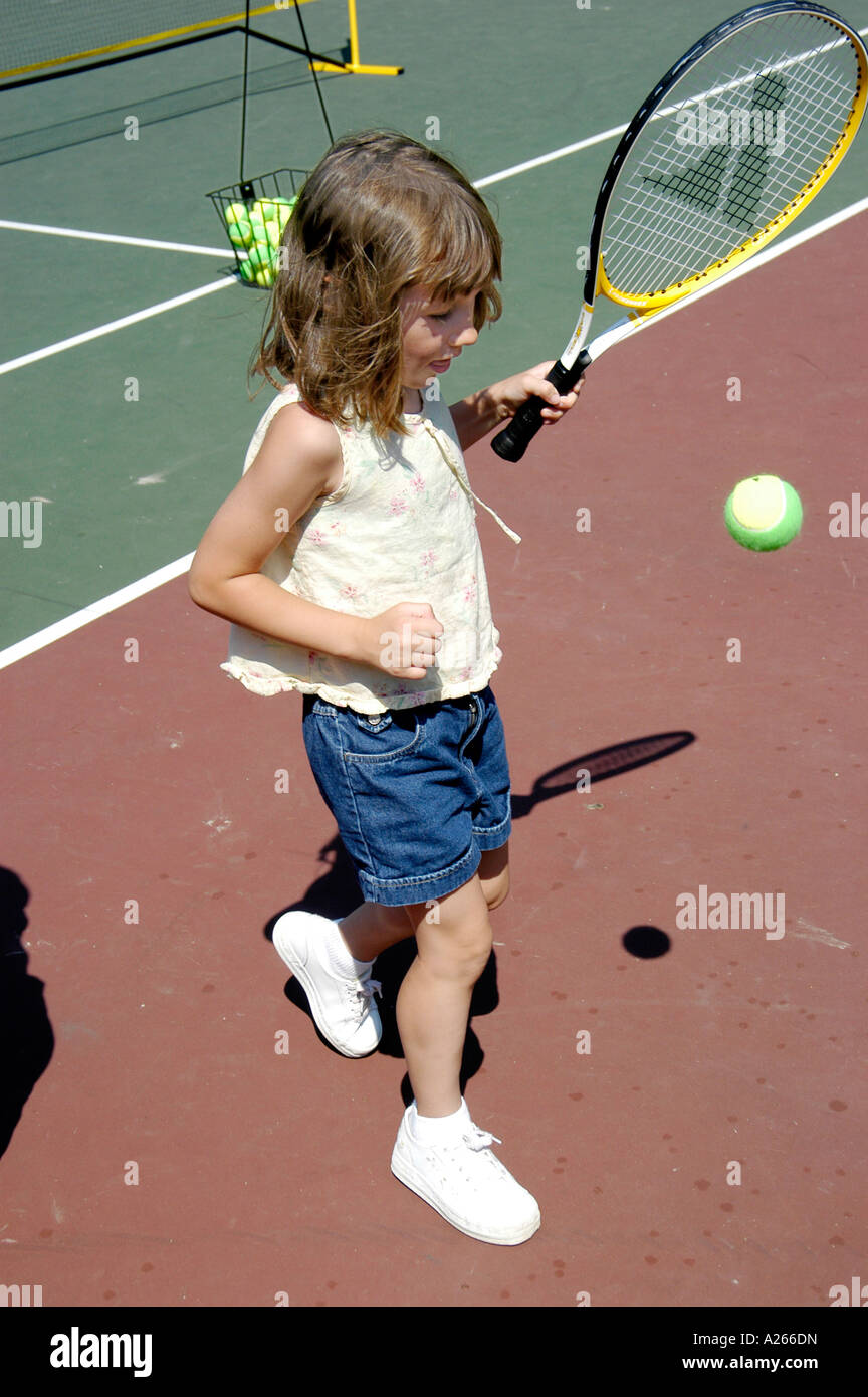 Tennis-Unterricht werden von einer lokalen Gemeinde um Kindern das Spiel von Tennis zur Verfügung gestellt. Stockfoto