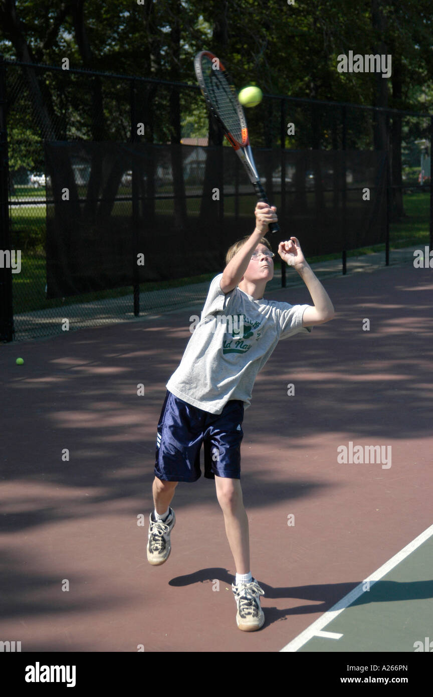 Tennis-Unterricht werden von einer lokalen Gemeinde um Kindern das Spiel von Tennis zur Verfügung gestellt. Stockfoto