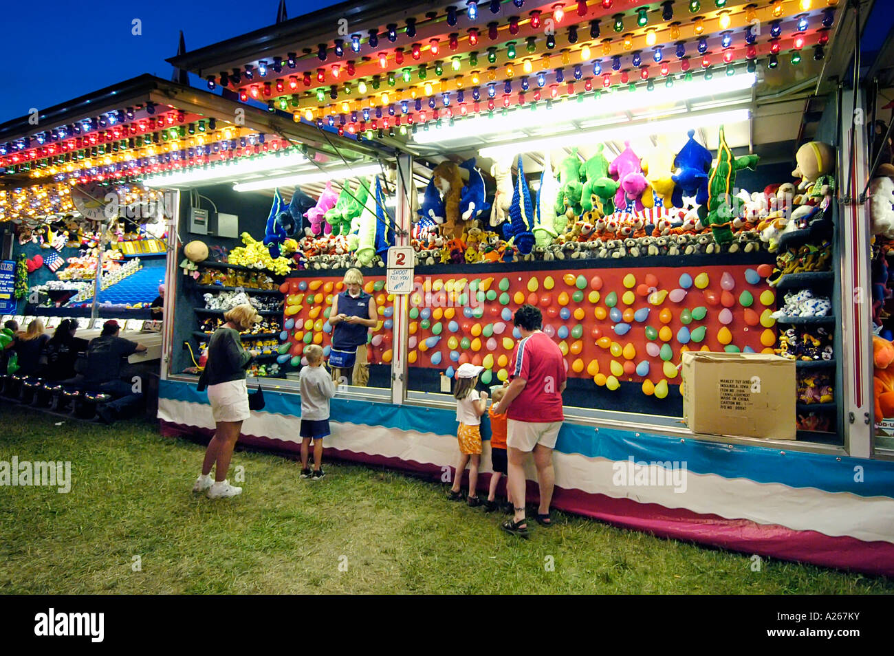 Öffentlichkeit beteiligt sich an Karneval Aktivitäten im Juli 4 Feier Stockfoto