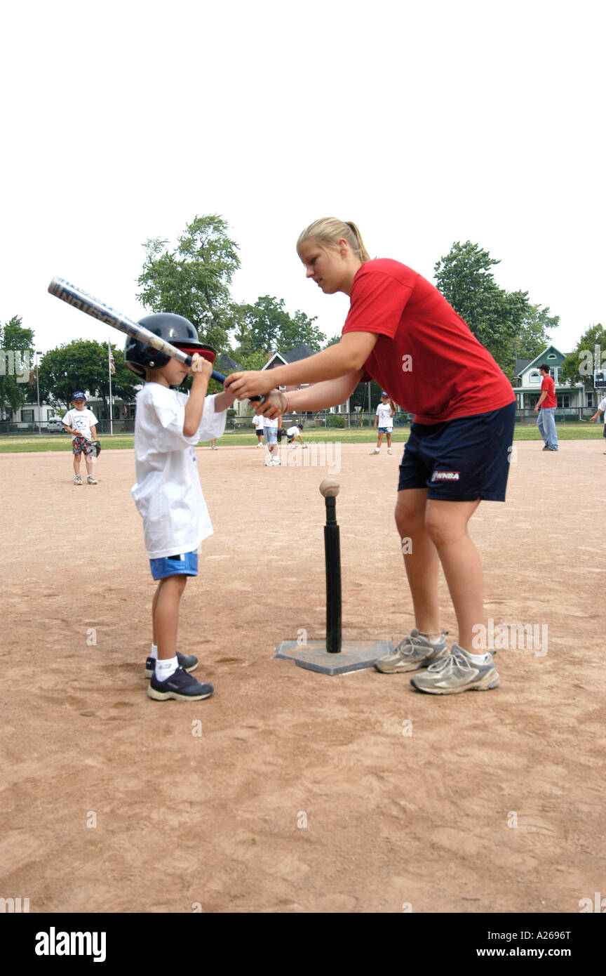 5 bis 7 Jahre alten Jungen und Mädchen eingeführt, T Ball Baseball Lektionen getroffenen kleinen Liga Stockfoto