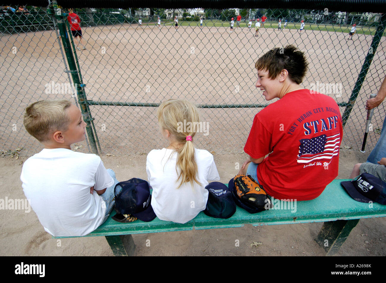 5 bis 7 Jahre alten Jungen und Mädchen eingeführt, T Ball Baseball Lektionen getroffenen kleinen Liga Stockfoto