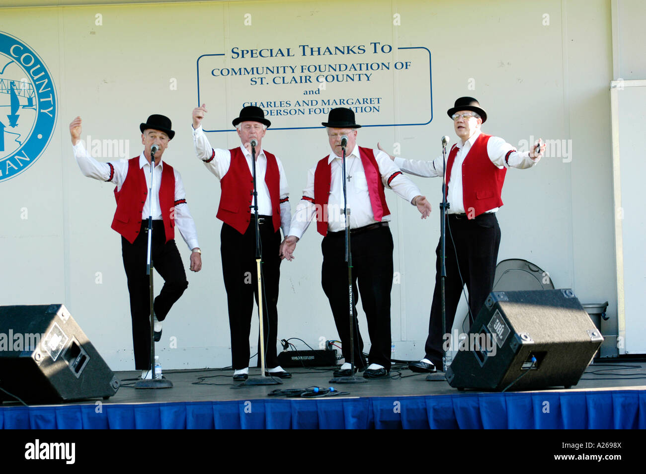 Barbershop-Quartett durchführen von Liedern auf einer Bühne Stockfoto