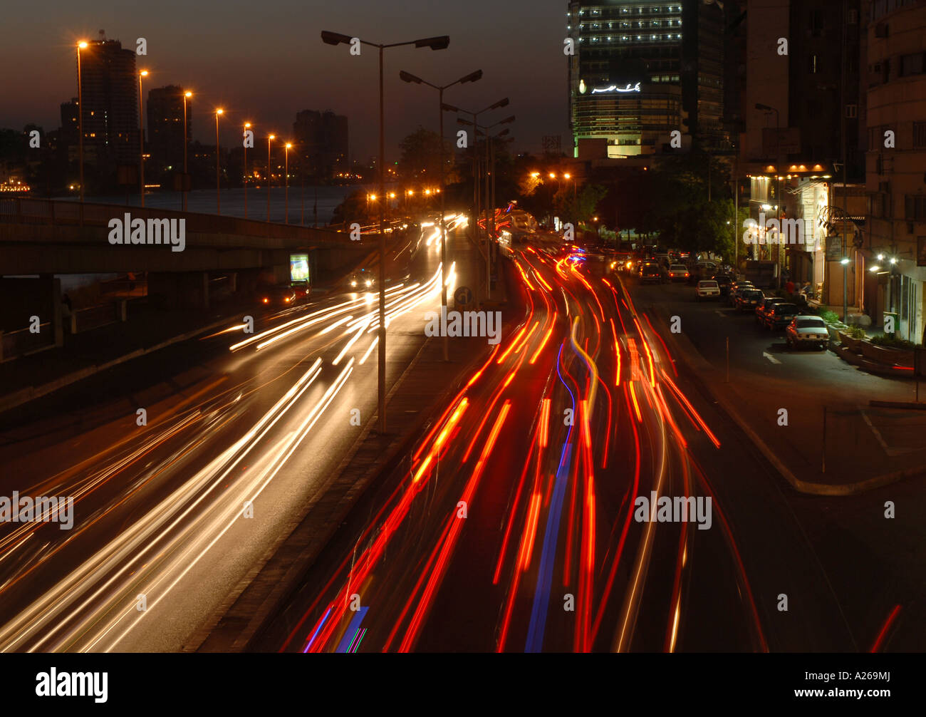 Cairo-Verkehr nachts entlang dem Nil Cornish, Ägypten Stockfoto