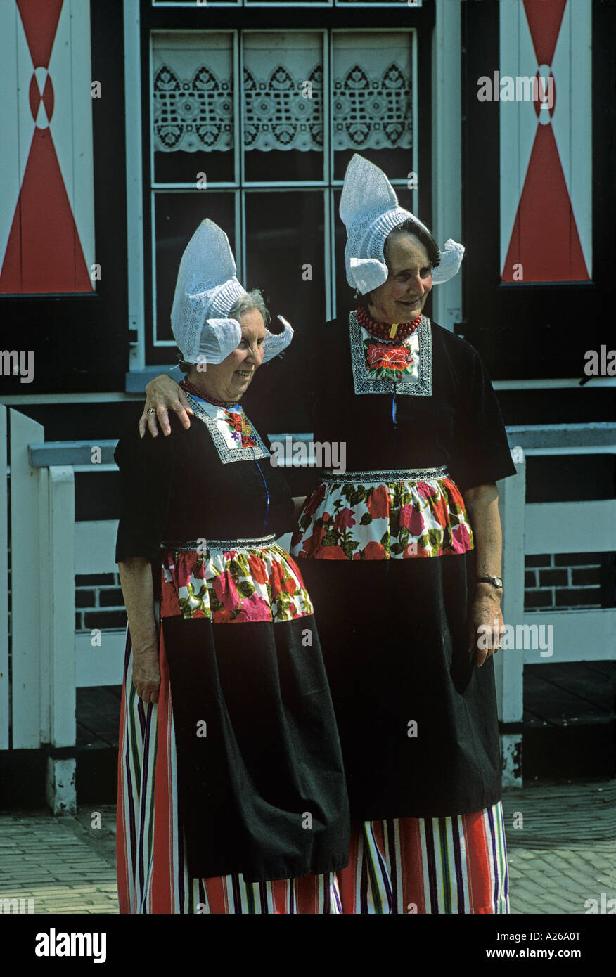 Kleine Stadt Volendam auf West Küste von der Zuiderzee wo viele Leute Tracht tragen Stockfoto