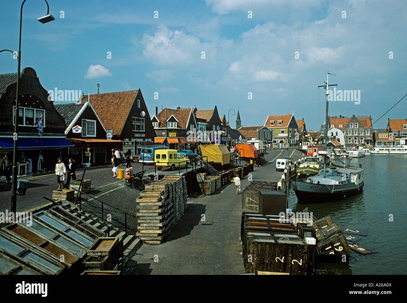 Volendam Kleinstadt auf der Westseite der Zuiderzee, wo viele Menschen tragen traditionellen Kleidung Stockfoto