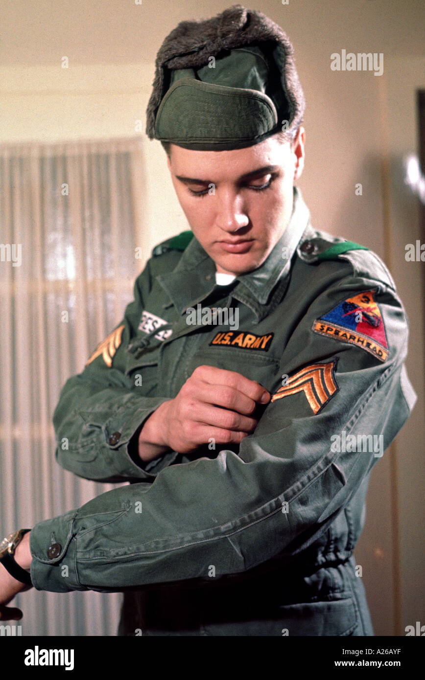 ELVIS PRESLEY bewundert seine Sergeant Streifen im Januar 1960 Stockfoto