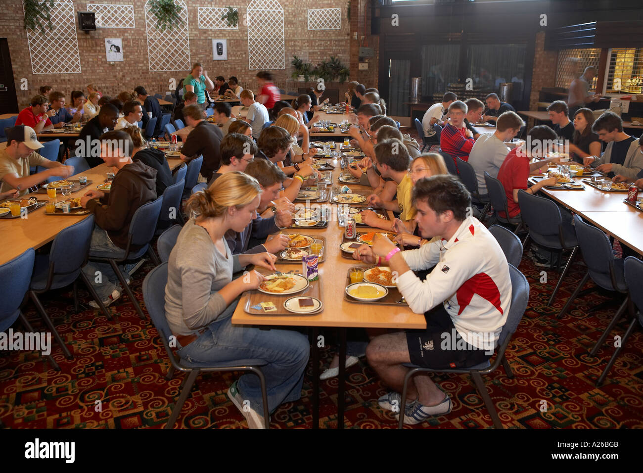 Schüler-Chat über Essen in der Mensa Stockfoto