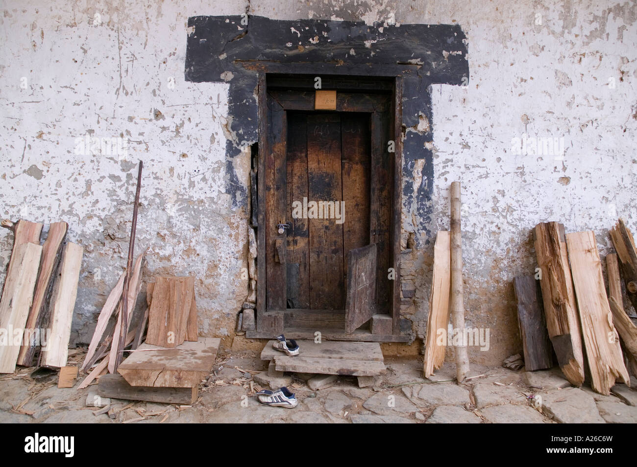 Eine Tür in den Innenhof des Klosters Gangtey Gompa in Bhutan Stockfoto