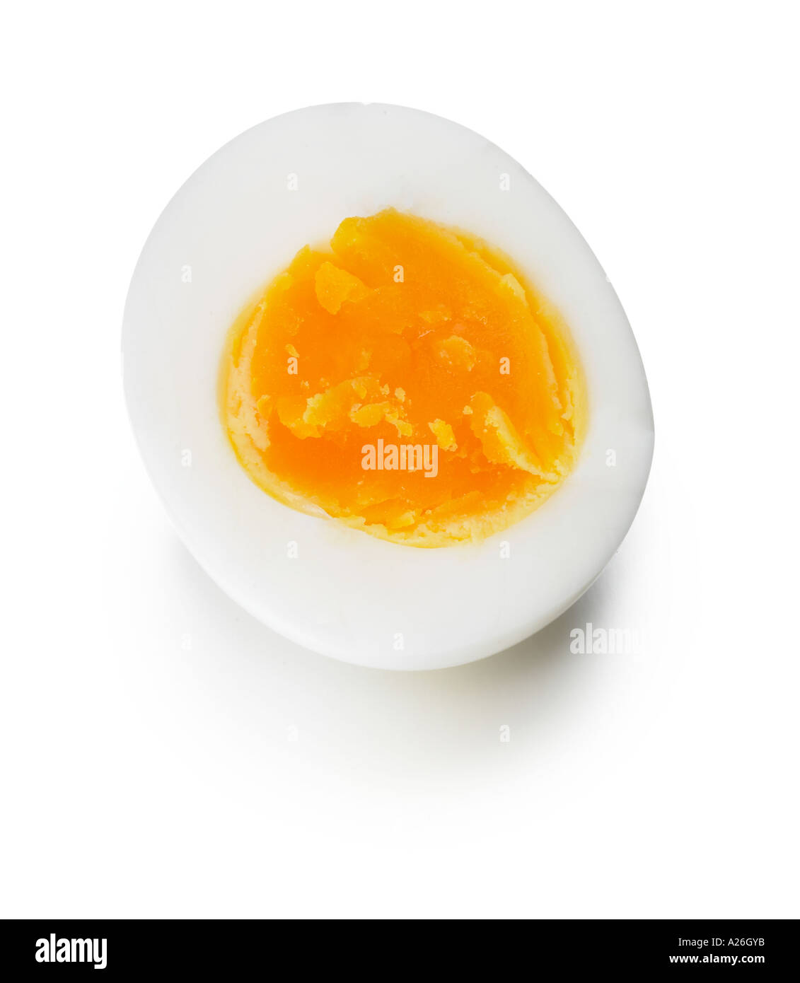Weich gekochtes Ei aufgeschnitten Eigelb weiß ausgeschnitten Ausschnitt Stockfoto