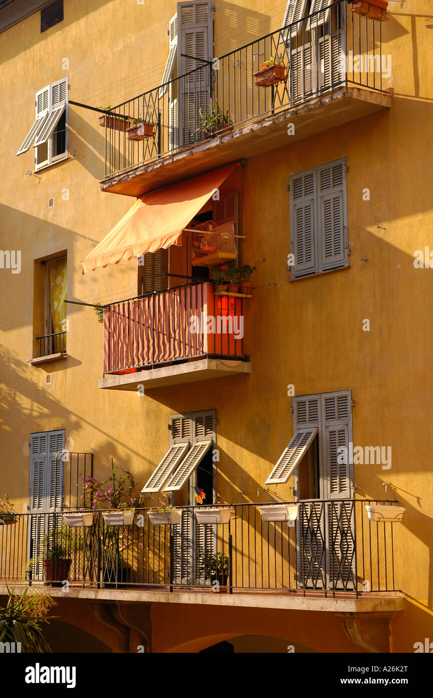 Fenster und Balkone im historischen Zentrum von Nizza Stockfoto