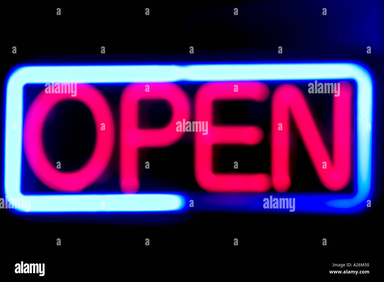 Neonschild "geöffnet" Stockfoto