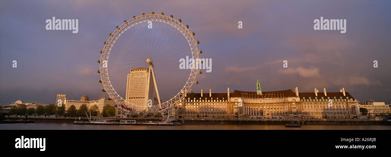 Skyline von London mit dem London Eye und GLC HQ Rathaus entlang des Flusses Themse England UK Stockfoto