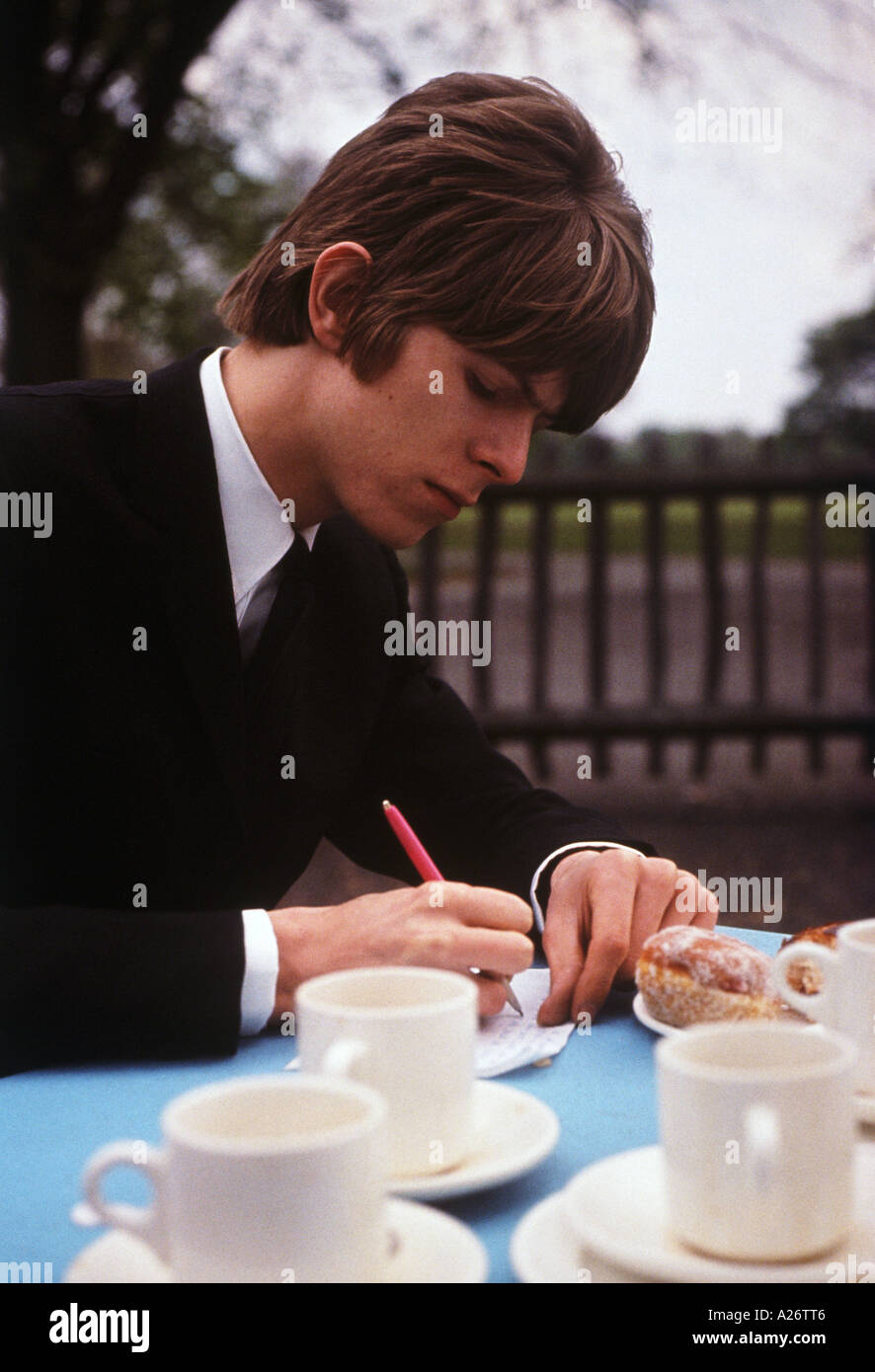 DAVID BOWIE Songs schreiben im Café auf Clapham Common, London, 1967 Stockfoto