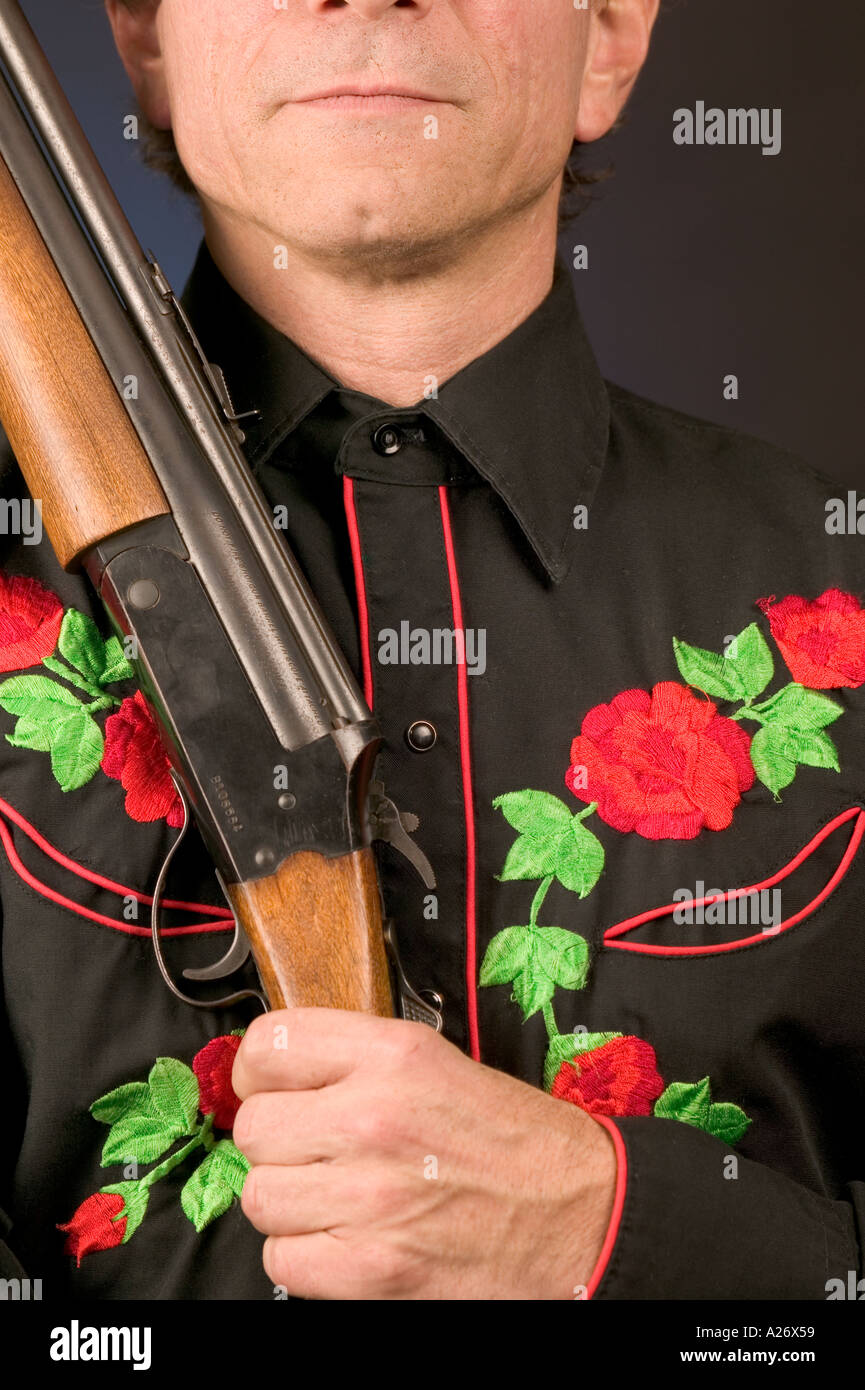 Mann mit gespaltener Kinn in schwarzes Westernhemd mit Gewehr  Stockfotografie - Alamy