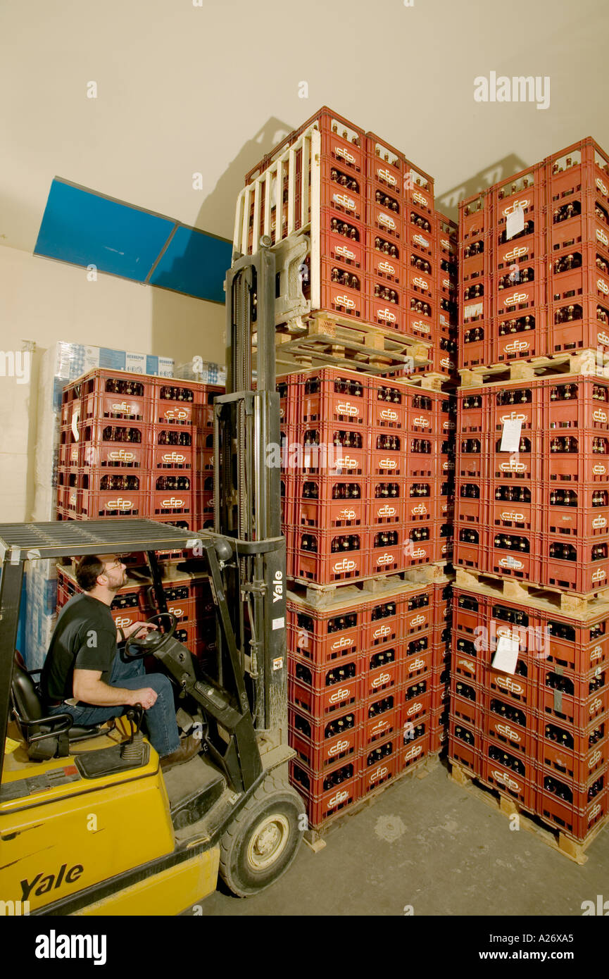 Gabelstaplerfahrer lädt eine Palette Bier auf einen Stapel in den Altern  Raum bei einer Kleinbrauerei Stockfotografie - Alamy