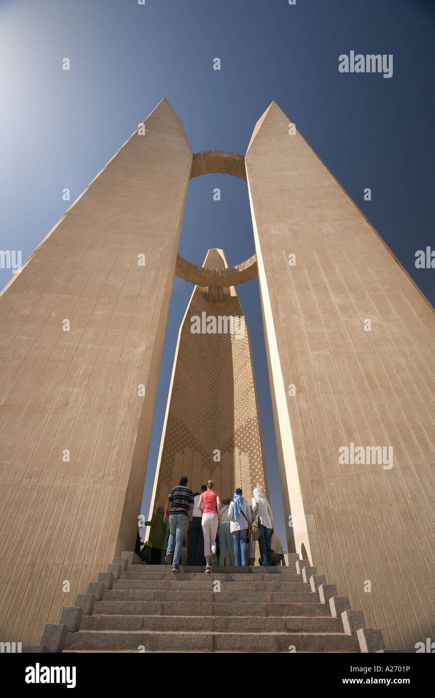 Denkmal an der hohen Damm gebaut, zum Gedenken an die Sowjetunion s Unterstützung beim Aufbau der Verdammung Aswan, Ägypten Stockfoto