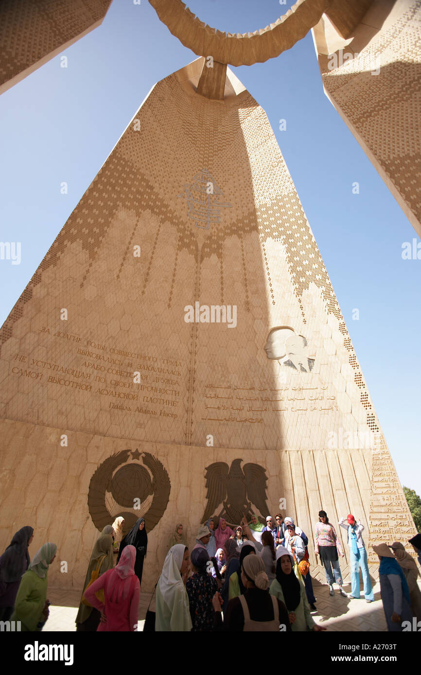 Denkmal an der hohen Damm gebaut, um die Sowjetunion zu gedenken Unterstützung beim Aufbau der Verdammung Aswan, Ägypten Stockfoto