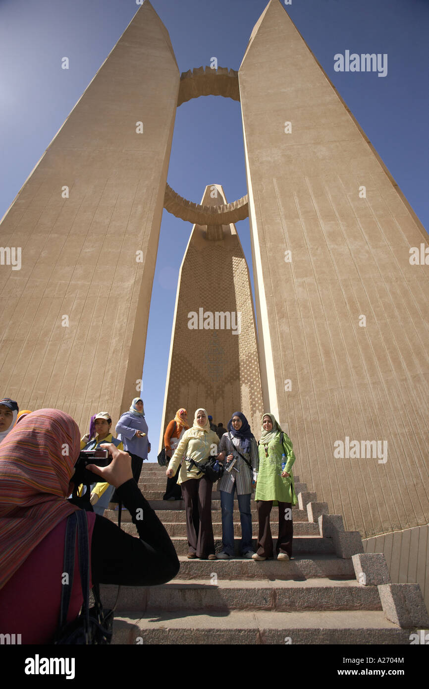 Aufnahme eines Fotos vor dem Denkmal am hohen Damm Assuan Ägypten Stockfoto
