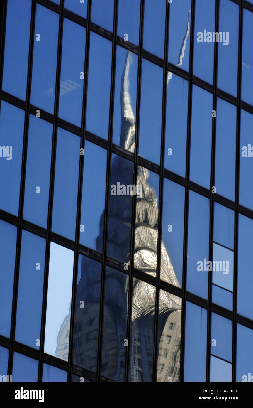Das Chrysler Building Hochhaus spiegelt sich in dem Glas ein weiteres hohes Gebäude auf der Ostseite von Manhattan Stockfoto