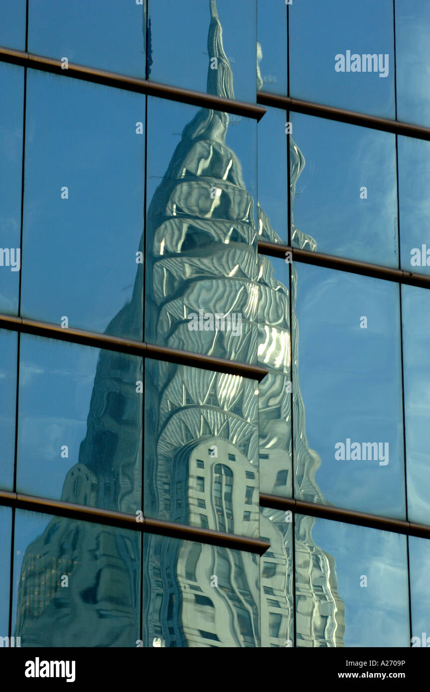 Das Chrysler Building Hochhaus spiegelt sich in dem Glas ein weiteres hohes Gebäude auf der Ostseite von Manhattan Stockfoto