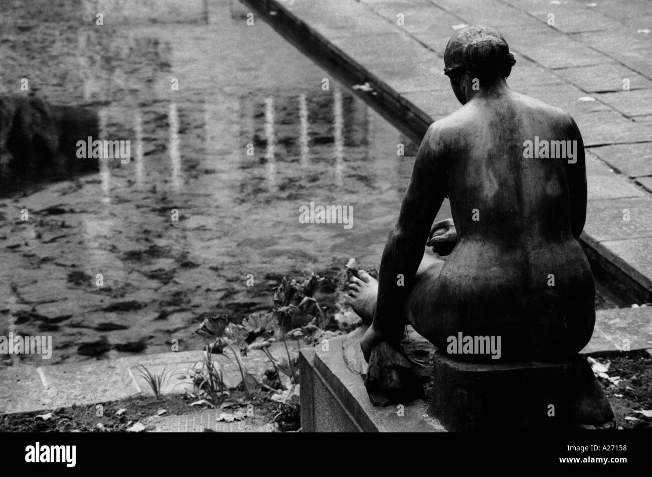 Bronzestatue einer Frau, die im Lilly Pond badete Stockfoto