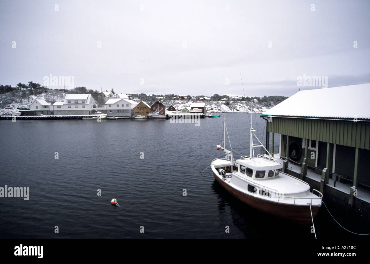 Fischereifahrzeug und Bootshaus Stockfoto