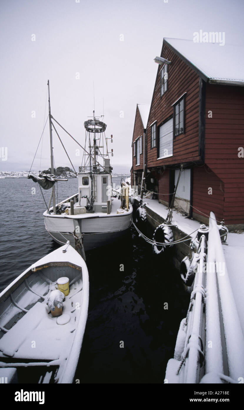 Fischereifahrzeug und Bootshaus Stockfoto