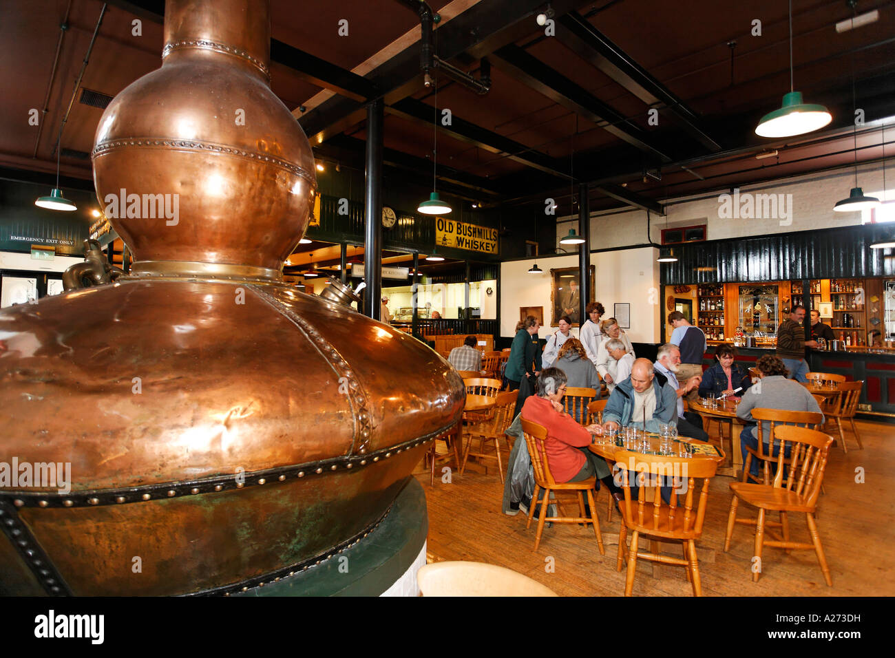 Eine alte Pot Still (einem riesigen Kupferkessel) für die Destillation in der bushmills Whiskey Distillery, bushmills verwendet, Londonderry Stockfoto