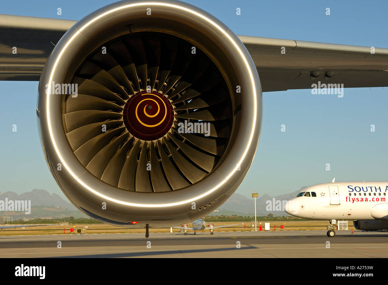 Rolls-Royce Motor, Airbus A 340 auf dem Flughafen von Kapstadt Stockfoto