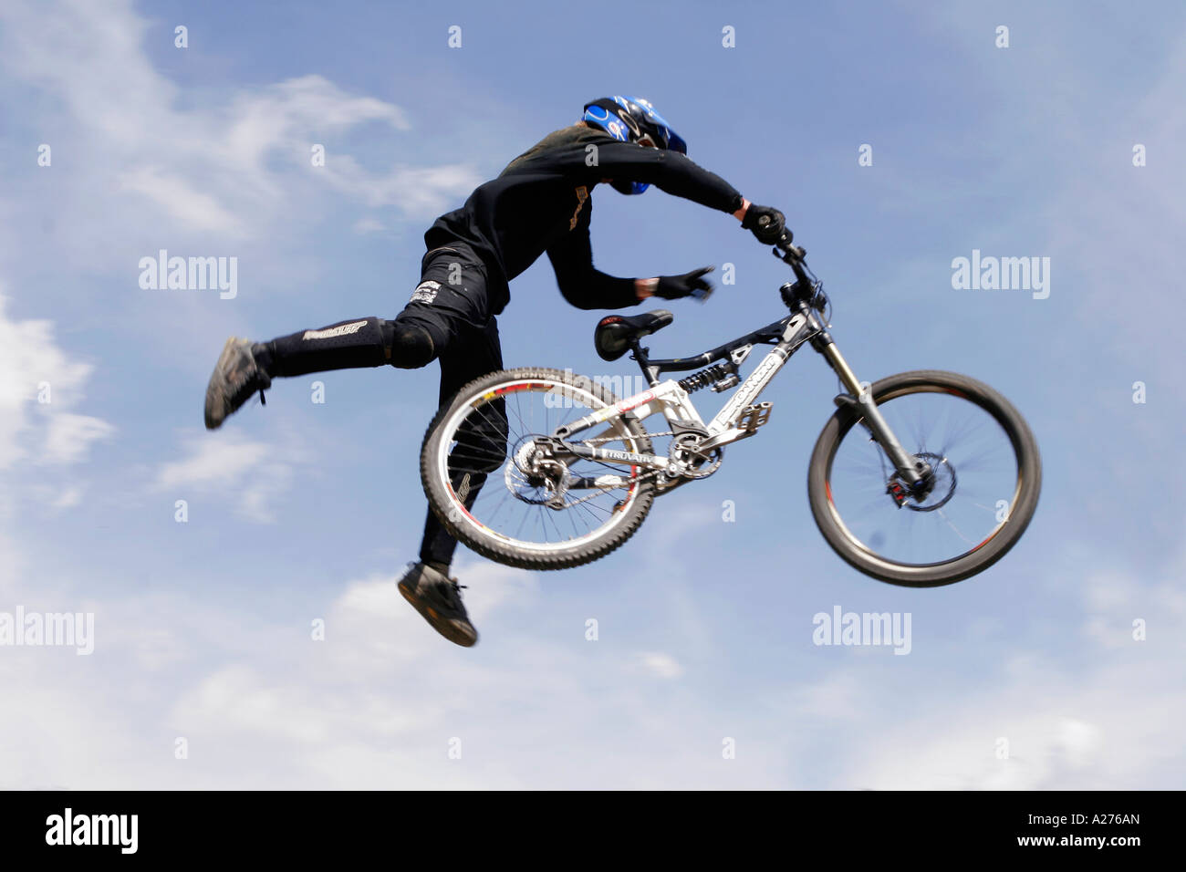 Biker führt schwierige Sprung in der Luft Stockfoto