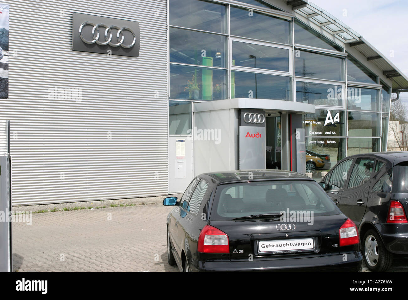 Gebrauchte Autos vor einem Audi Autohändler Stockfoto