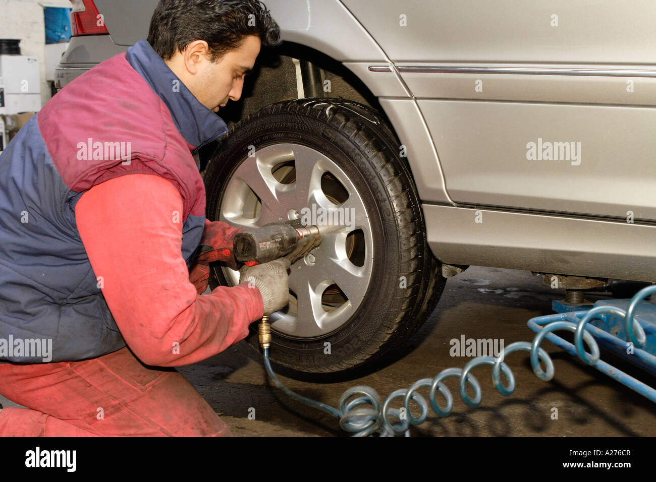 Garage, Kfz-Mechaniker, die Reifen wechseln Stockfoto