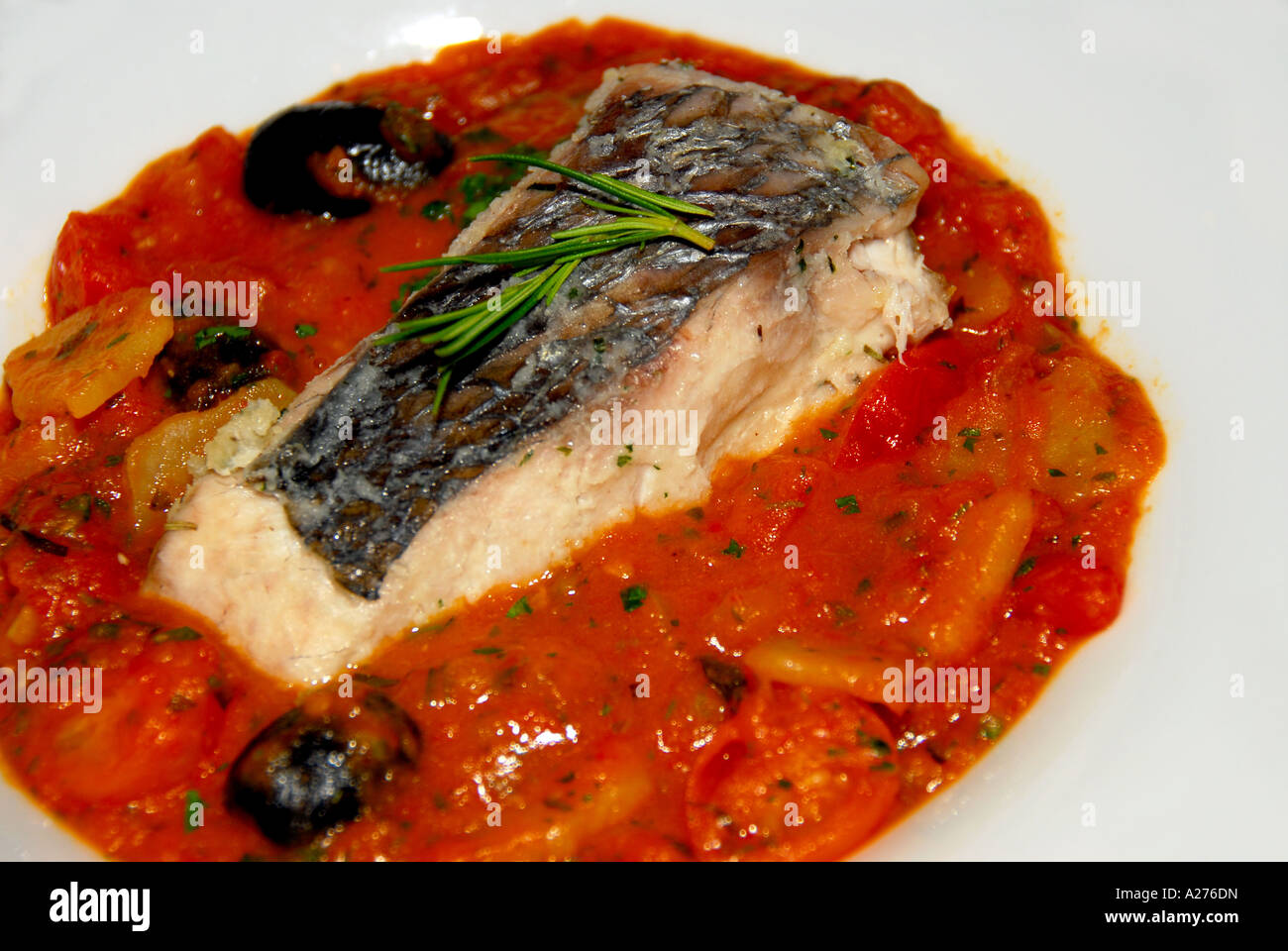 Chile-Santiago chilenischen feine Restaurants Meeraal rote Soße weiße Platte Stockfoto