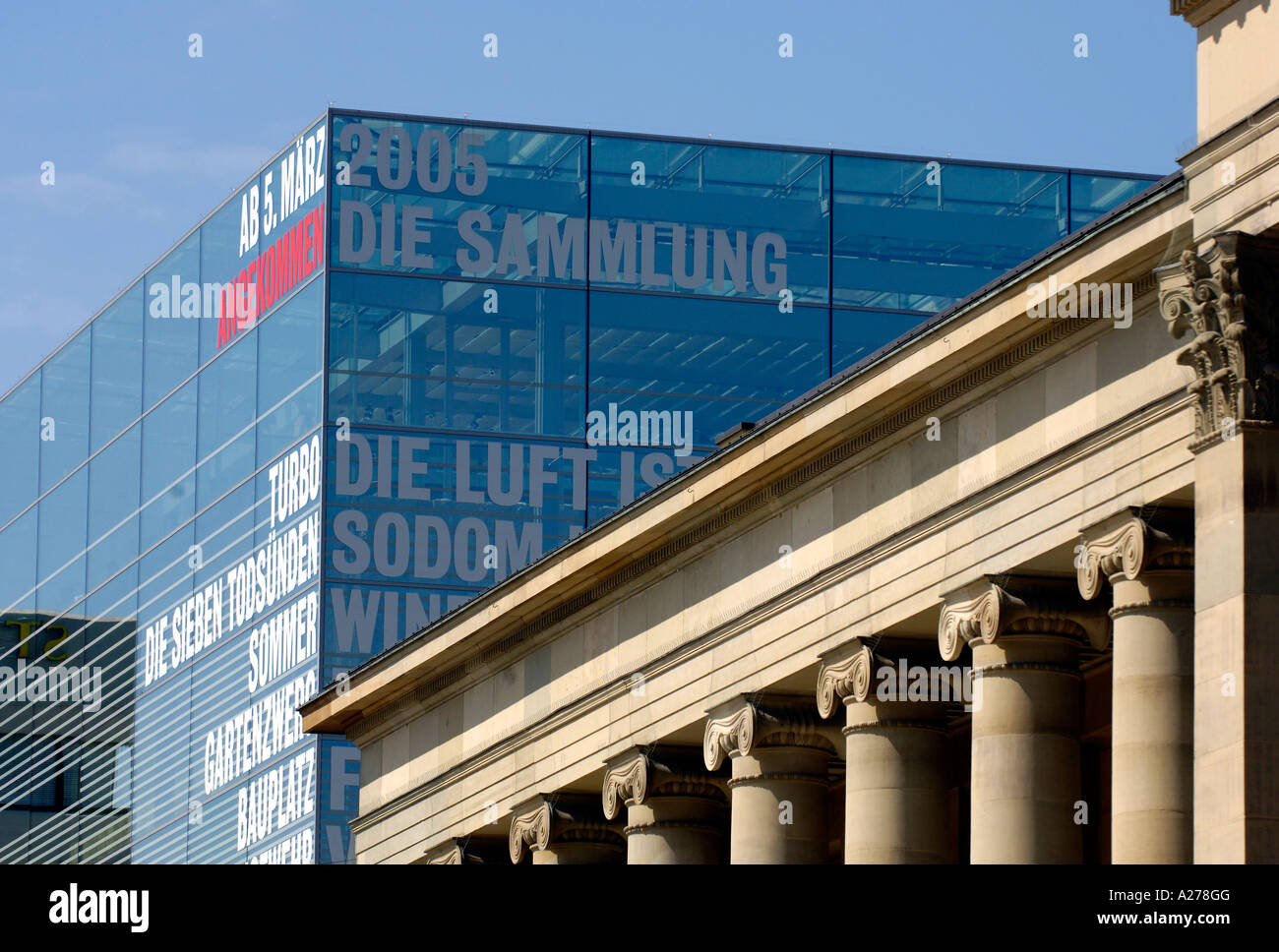 Neues Museum der Kunst vor dem Palast des Königs (Koenigsbau), Stuttgart, Baden-Württemberg, Deutschland Stockfoto