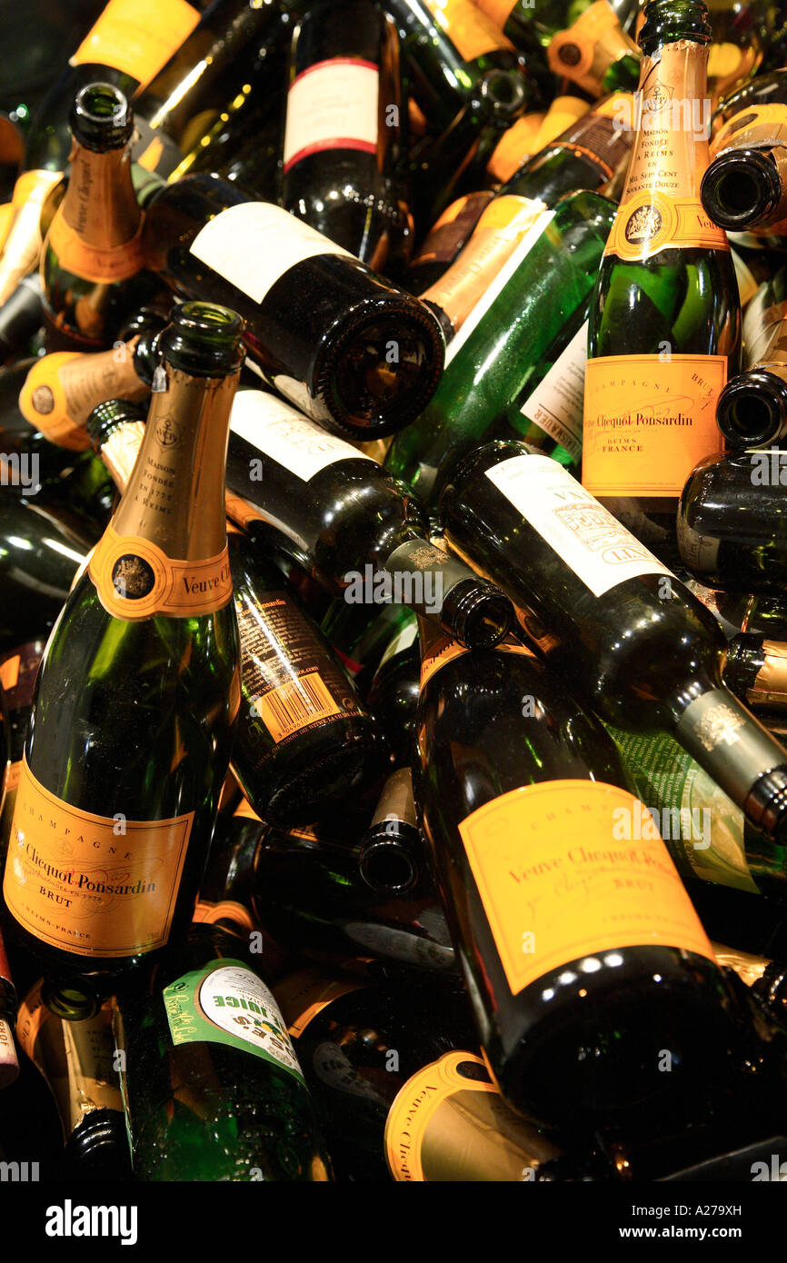 Leere Flaschen Champagner in den Müll Stockfotografie - Alamy