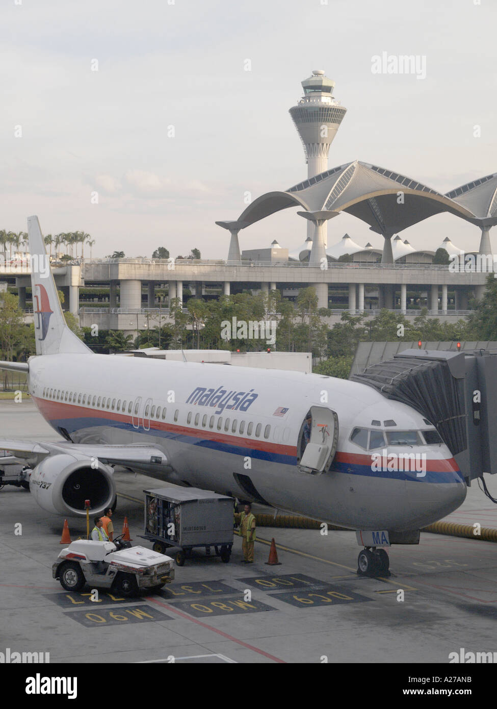 Malaysian Airlines Flugzeug Betankung am Flughafen KLIA mit Eingang und Turm im Hintergrund, Sepang, Malaysia, Stockfoto