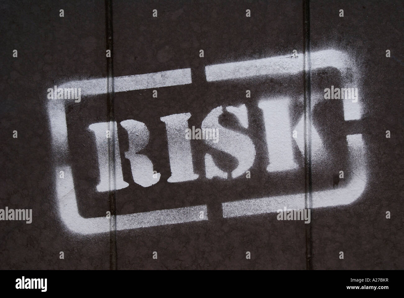 Stempel "Risiko" auf ein Metalltor Stockfoto