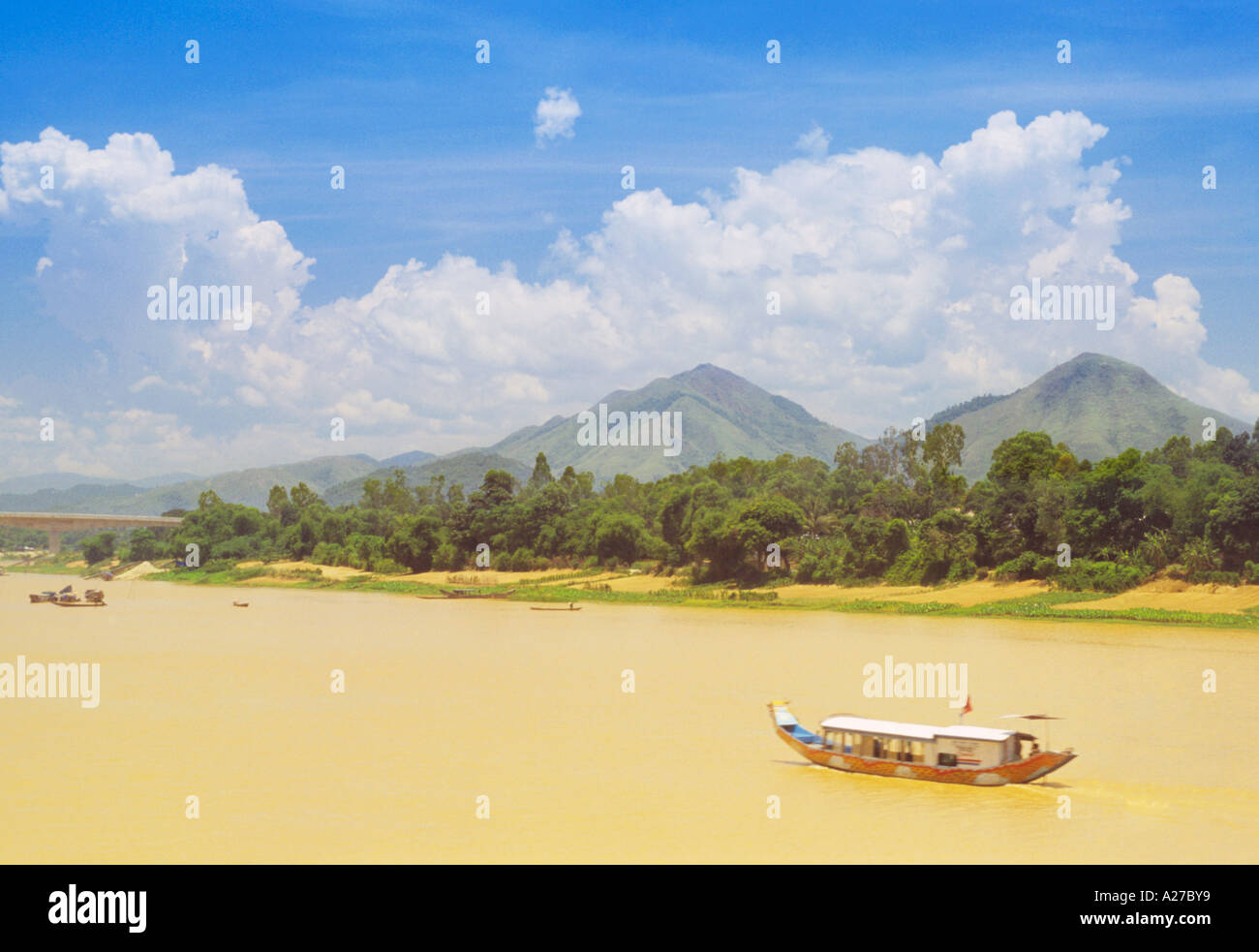 VIETNAM-PARFÜM-FLUSS LONGTAIL-BOOT Stockfoto