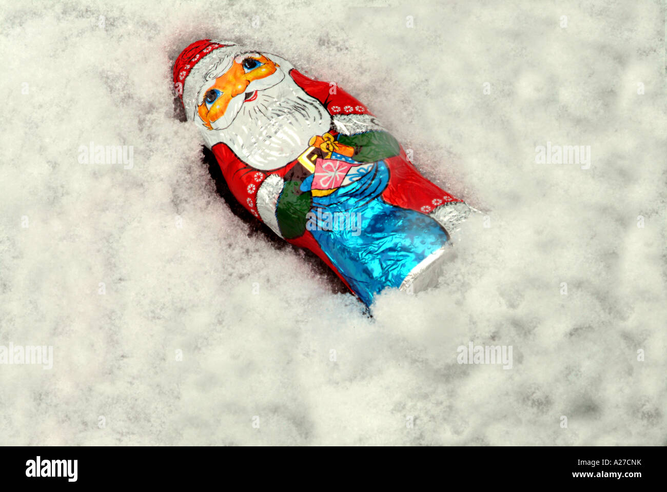 Santa Claus gemacht von Chocolade im Schnee liegen Stockfoto