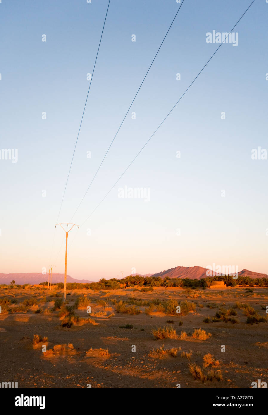 Telegrafenmast in der Sahara-Wüste bei Zagora in Marokko Stockfoto