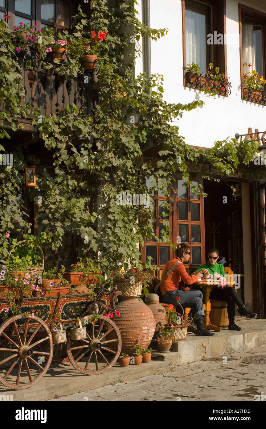 Frauen sitzen in einem Café in der alten Stadt Veliko Tarnovo Stockfoto