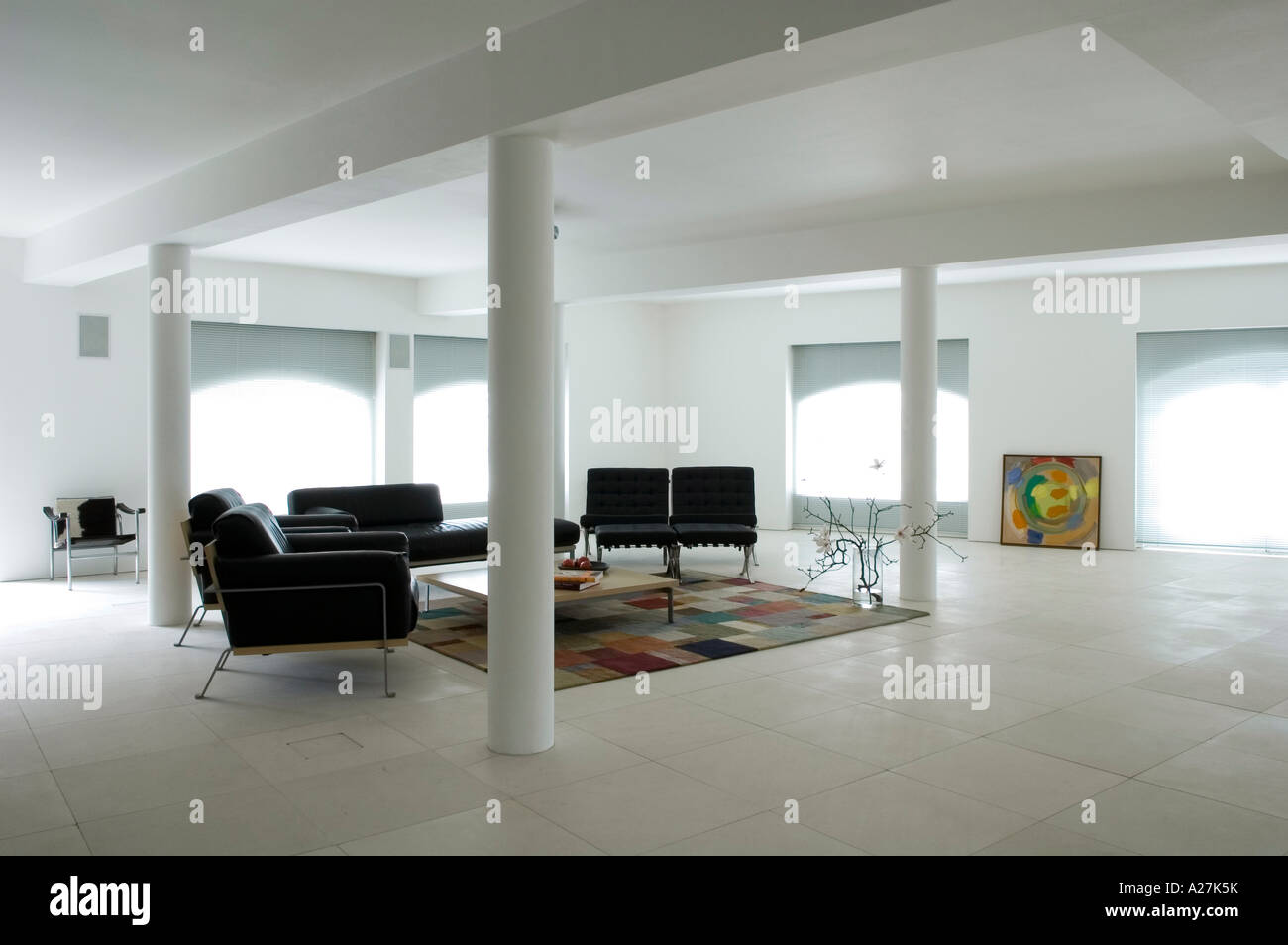 Wohnbereich mit schwarzen Sitz- und inneren Spalten in minimalistischen Lager Konvertierung Stockfoto
