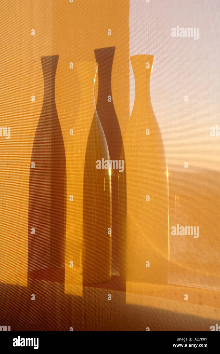 flaschenförmige Vasen in ein Spiel von Licht und Schatten Stockfoto